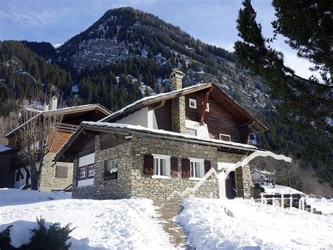 L'alloggio € composto da ingresso, soggiorno con angolo cottura. Case a Courmayeur in vendita e affitto - RisorseImmobiliari.it