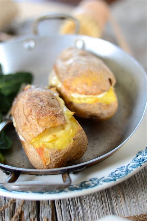 Raclette revisitée dans des pommes de terre au four