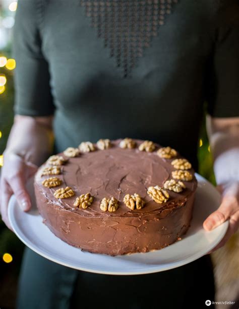 Walnusstorte mit Baiser und Schokolade - festliche Torte selbermachen