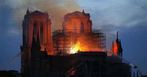 The kind hunchback quadimodo, the twisted priest frollo, and the unfaithful soldier phoebus. Live-Update zu Brand in Notre-Dame Kathedrale: Feuerwehr ...