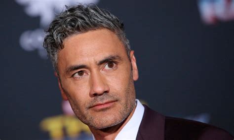 Taika waititi, also known as taika cohen, hails from the raukokore region of the east coast of new zealand, and is the son of robin (cohen), a teacher, and taika waiti, an artist and farmer. Taika Waititi dirigirá esta película previo a Thor: Love ...