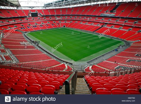 Wembley stadium (branded as wembley stadium connected by ee for sponsorship reasons) is a football stadium in wembley, london. Im Wembleystadion Fußball zeigen, die rote Sitze, Tonhöhe ...