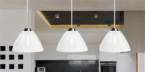 Le lampade da soffitto si abbinano proprio a tutte le stanze, quindi perché non installarne una anche nel luogo più privato della casa per creare uno spazio. Lampade, lampadari a soffitto: stili, altezza, low cost, moderni, prezzi - Cose di Casa