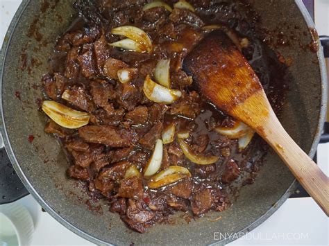 Masukkan daging, garam, serbuk perasa dan serbuk lada hitam. Daging Masak Kicap Bawang Goreng | EnyAbdullah.Com