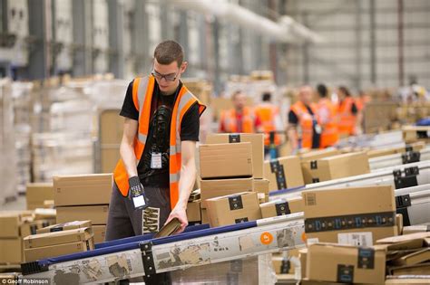 Amazons New Warehouse Prepares For ‘busiest Black Friday Daily Mail
