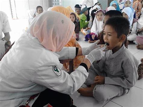 Gigi gigi tiruan modern juga bisa dibuat menyerupai gigi alami dan tersedia dalam berbagai macam. 081277312034 Khalila Batam Dental Care Klinik Gigi - Arreza