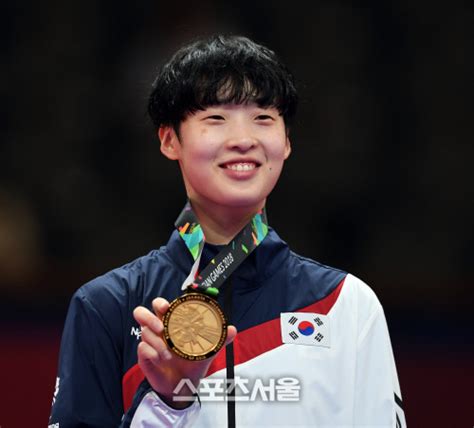 남자 배우 정액을 입으로 받아낸 동시에. 스포츠서울 - 포토 이다빈, 활짝 핀 금빛 웃음