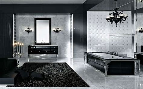 Von schwarzen mosaikfliesen bis zu weißen armaturen: luxus badezimmer schwarz weiß mit schwarzer freistehender ...