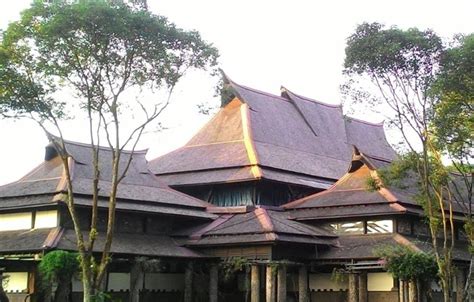 Rumah adat di indonesia merupakan peninggalan yang harus kita jaga. Nama Rumah Adat Jawa Barat Beserta Gambar & Penjelasannya ...