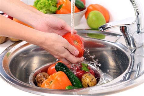 Aunque es un nutriente muy importante y beneficioso para la salud, su exceso, que sobre todo puedes sufrir si consumes alimentos muy salados, puede provocarte algunos efectos negativos: ¿Se deben lavar las frutas y verduras para evitar el ...