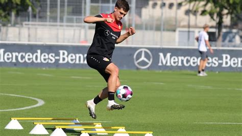 Nach einer äußerst abwechslungsreichen partie unterlag ein desolat beginnender vfb stuttgart gegen den sc freiburg mit 2:3, der allmählich . VfB Stuttgart | Trainingsstart vor dem Bundesliga-Auftakt ...