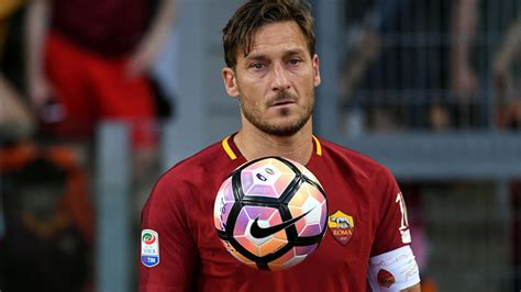 Symbol of italian football but, above all, of the city of rome, he is considered one of the best. El milagro de Francesco Totti con una joven futbolista de ...