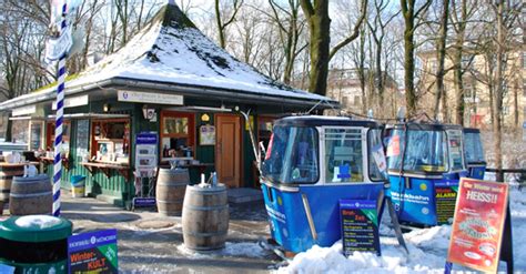 Der biergarten park café befindet sich im zentrum von münchen auf dem gelände des alten botanischen gartens vor einem im jahr 1937 gebauten. Romantische Plätzchen in der Winterzeit: Bahnkabinen vor ...