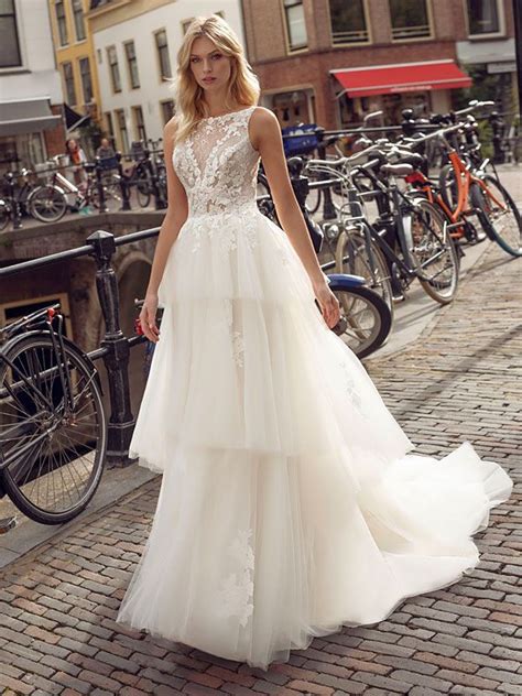 Kaufen jetzt die glamouröse hochzeitskleider und genießen schnelles online shopping bei milanoo! Traumhaftes Brautkleid mit Spitzenapplikationen auf ...