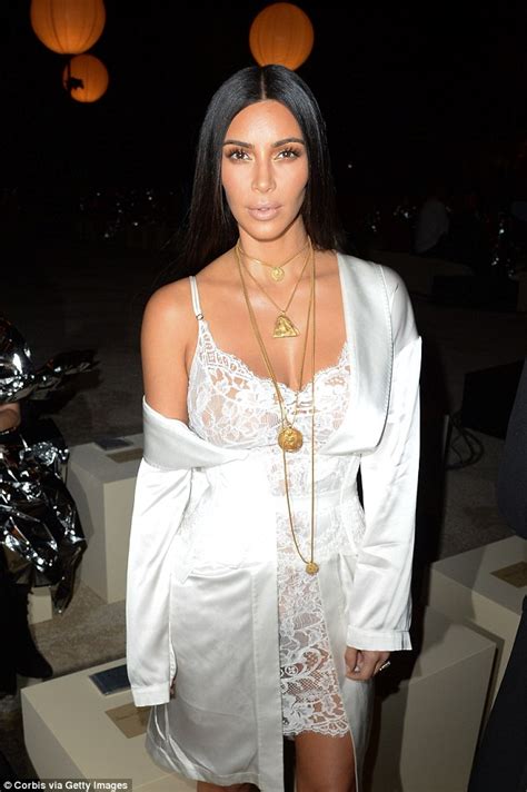 Kendall Jenner steps out for session at skin care clinic ...
