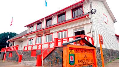 A esta hora se registra un incendio en las inmediaciones de la municipalidad de panguipulli producto de las manifestaciones que ocurren en el lugar. panguipulli