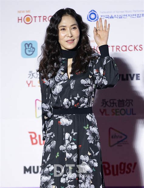 앞서 '새가수'는 송창식 전영록 정수라 한영애 민해경 김종진 빛과소금 장혜진 유영석 김조한 이수영 등 1970~90년대 명곡들의 원곡자들을 특별 출연자로 섭외해 뜨거운 관심을 불러모은 바 있으며, 이번 이장희, 최백호의 합류로 총 13팀과 함께 첫 회부터. 2020 가온차트, 포즈 취하는 가수 장혜진 스타포토 - 디지털타임스