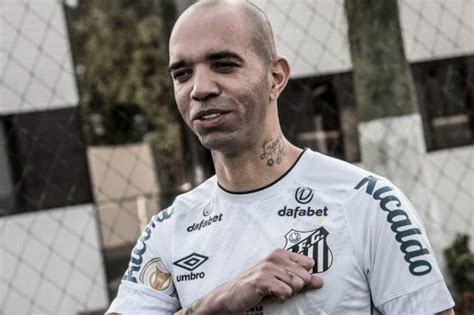 Santos Oficializa Contratação De Diego Tardelli