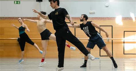 Bailarines De La Compañía Nacional De Danza Cambian Zapatillas De Ballet Por Sneakers En