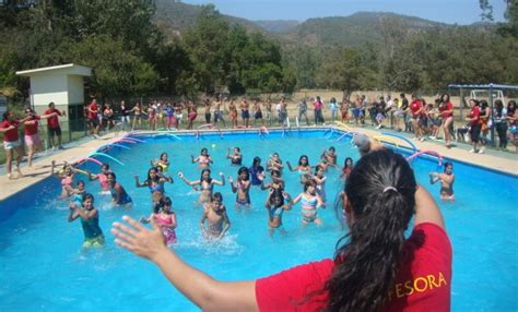 Hacer nuevas amistades, con las que comparten juegos y actividades. Campamento Recreativos / Campo De Actividades Recreativas ...