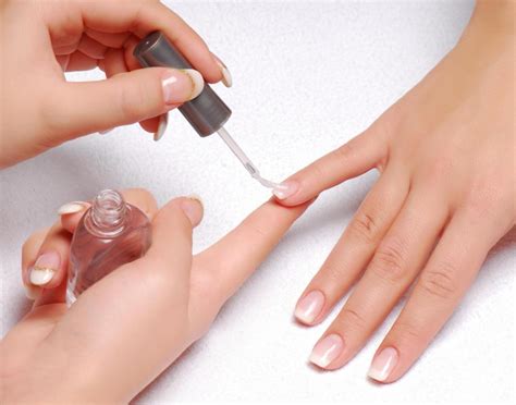 9 uncommon but highly useful ways to use clear nail polish