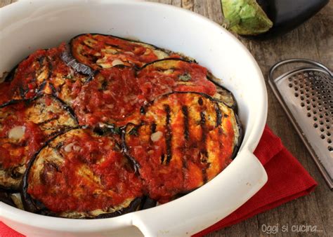 3 melanzane abbastanza grandi, 1 kg passata di pomodoro a pezzi, q. Parmigiana di melanzane grigliate | Oggi si cucina ...