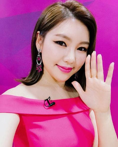 한편, 송가인은 지난 2019년 tv조선 '내일은 미스트롯'에서 진을 차지하며 이름을 알렸다. 송가인 링거 투혼..."행복한 비명, 물 들어올 때 노 젓는다" - 스타 ...