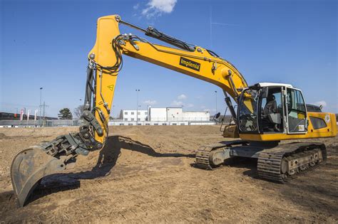 One of the world's heaviest land vehicles is in use at. Bagger brennt auf Baustelle in Basel - Telebasel
