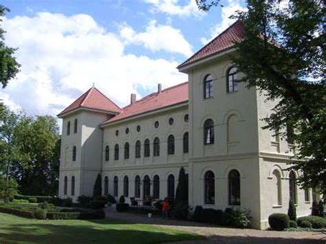 Ferien im historischen wasserturm waren runde räume, schnörkelloses design, hochwertige ausstattung und weite blicke über müritz und nationalpark. Verein der Schlösser, Guts- und Herrenhäuser in MV ...
