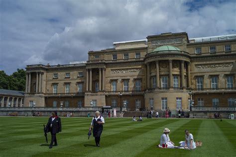 Buckingham Palace Gardens Branded Royal Rip Off As Visitors Criticise