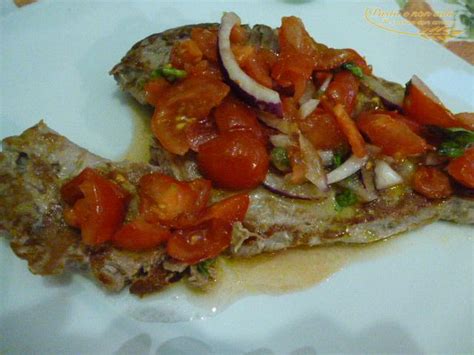 Sono più adatti perché la loro carne è più tenera e meno nervosa. Filetto di tonno alla Mediterraneo con pomodorini cipolla ...