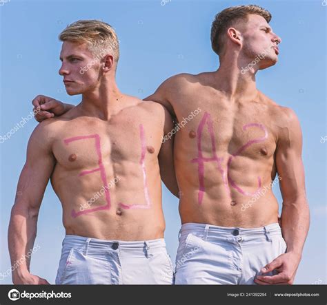 Hombres Musculosos Con Torso Sexy Desnudo Cielo En El Fondo Concepto