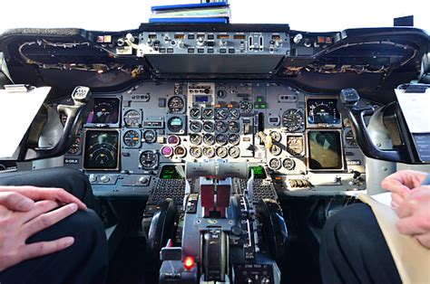 Boeing 737 cabin made of steel and aluminum and fiberglass interior finishes. Fotostrecke Jet2-Erstlandung am Flughafen Wien | Austrian ...