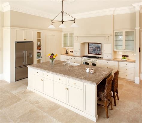 Farmhouse kitchens with white cabinets. Travertine countertops - a touch of style in the modern ...