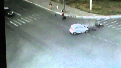К тому же в полиции заявляют. В Оренбурге мотоцикл врезался в легковушку (видео с камер ...