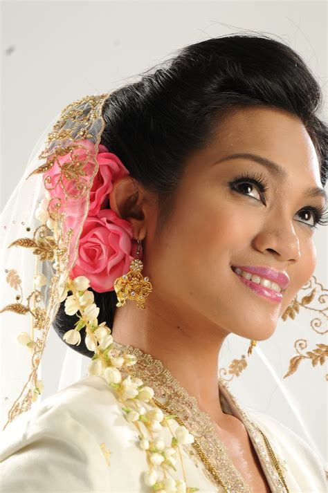 The hair would then be tied up into a bun, secured by hairpins, and some decorated with flowers. Man Kasturi: LAHIR NYA - "Sanggul Pengantin Melayu Moden ...