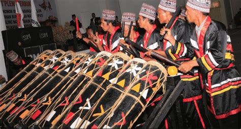 Salah satu contoh dari beragam budaya ini adalah alat musik petik nya. 60 Alat Musik Tradisional Indonesia ( Daerah Asal, Gambar dan Penjelasan )