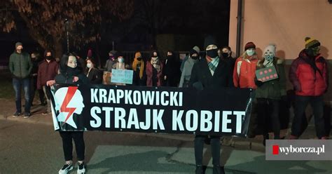 Strajk kobiet to w ostatnich tygodniach temat budzący wiele emocji. Strajk Kobiet w Krapkowicach. Posłowie Lewicy maszerowali ...