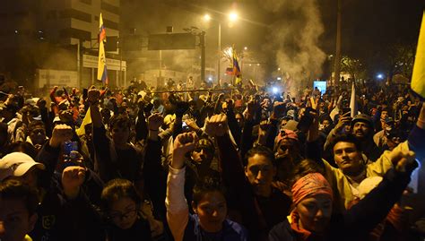 Miles de personas festejaron en las calles el final de doce días de