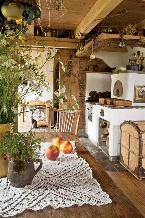 décoration maison de campagne - cheminée blanche, coffre en bois de