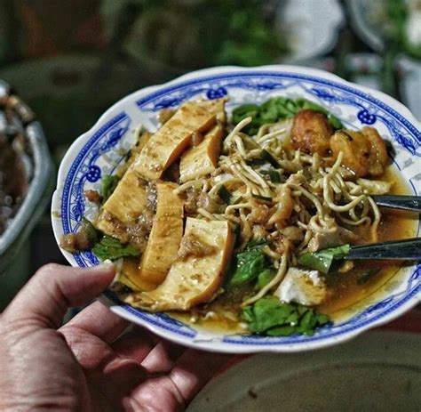 Tahu campur, salah satu ikon kuliner kebanggaan warga surabaya. Resep Tahu Campur Surabaya yang Ngangeni