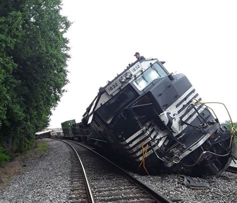Three Injured As Ns Train Hits Truck Derails In Duluth Ga Trains
