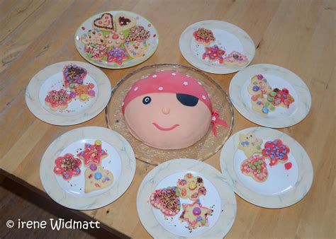 Es handelt sich um eine zuckermasse, welche zum bedecken von kuchen und gebäck. Widmatt: Piratenkopftorte zum 6. Geburtstag
