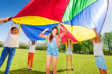 NiÑos Jugando Con ParacaÍdas Arcoiris En El Parque 70 Elementos Play Jigsaw Puzzle Gratis