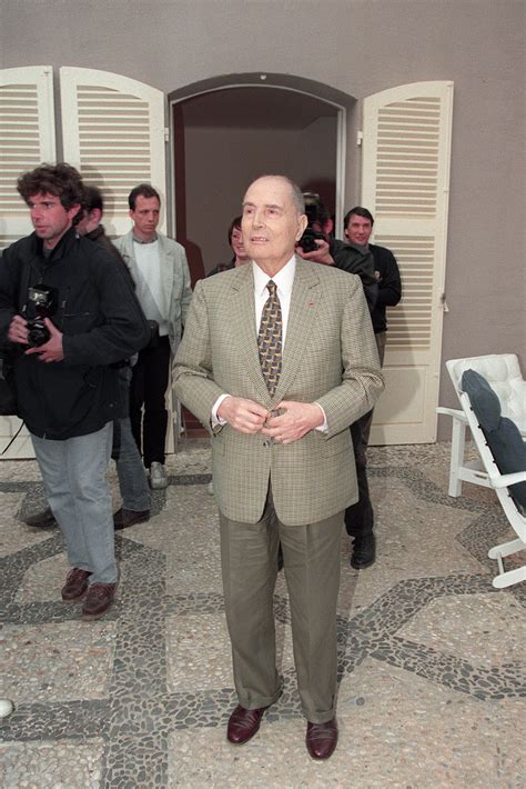 25 août 1976 présente la démission de son gouvernement. POLITIQUE. Le Fort de Brégançon et les présidents français ...