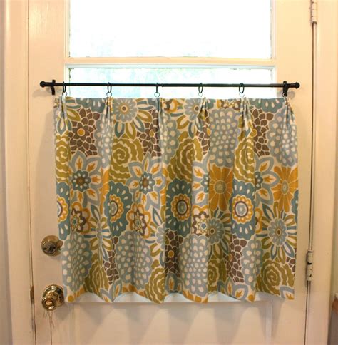 Out with the boring old roman shades and in with the cute cafe curtains. The Strawberry Patch: Cafe Curtains