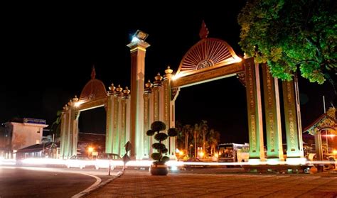 Gerbang ini berdiri di atas bukit zion dan menghadap langsung ke kota hebron. Pintu Gerbang Istana Kota Bharu | Palace gates at Kota ...