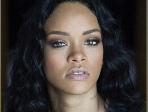 Rihanna Pozuje Topless Co Za Kształty ZdjĘcia
