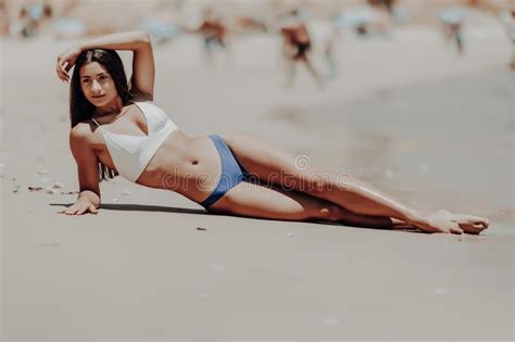mulher nova do latino da beleza que encontra se na areia a costa do oceano imagem de stock
