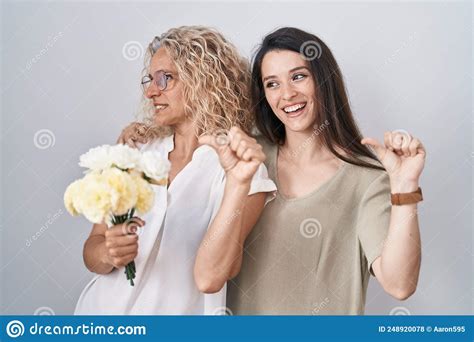 Madre E Hija Sosteniendo Un Ramo De Flores Blancas Sonriendo Con Cara